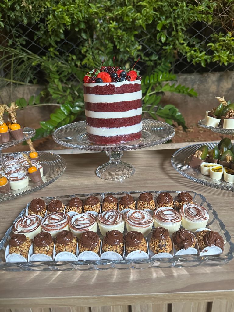Bolo red velvet com docinhos