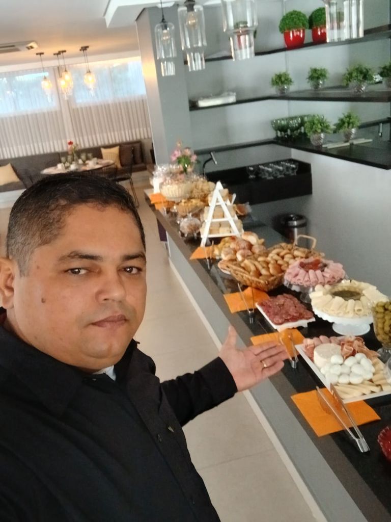 Chef apresentando o buffet