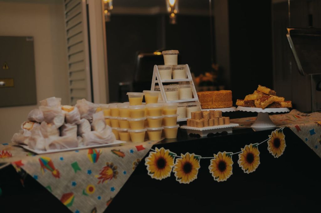 Festa Junina — mesa de doces e bolos