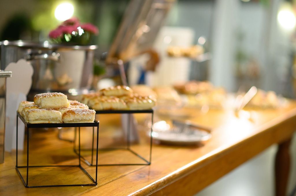 Buffet — mesa de pães e salgados