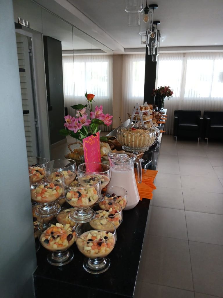 Buffet — mesa farta com frutas