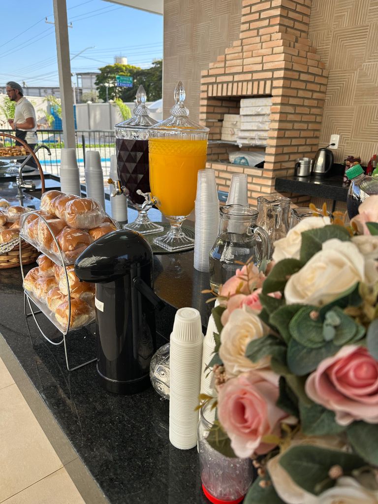 Mesa de pães e salgados — Thais Lima Eventos